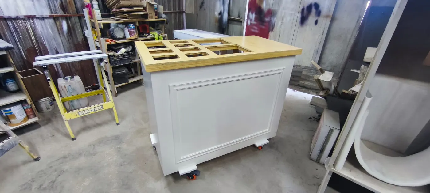 Barra blanca con insertos en la tapa