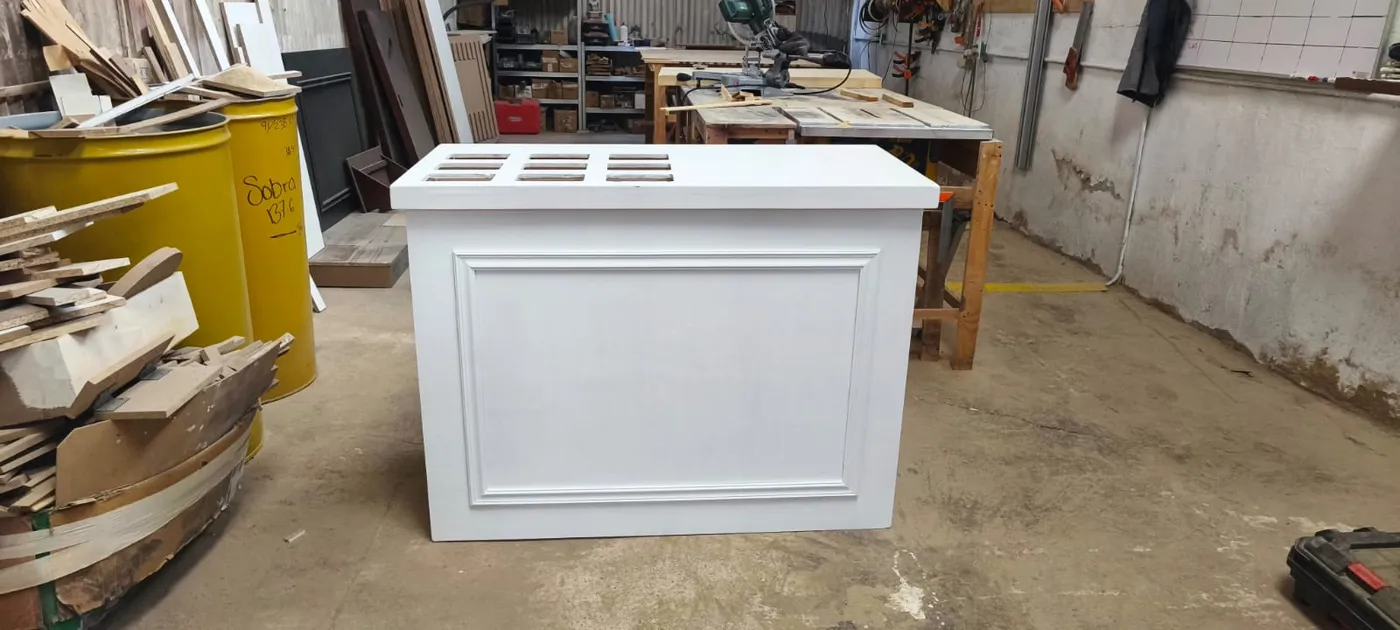 Barra blanca con panel moldurado