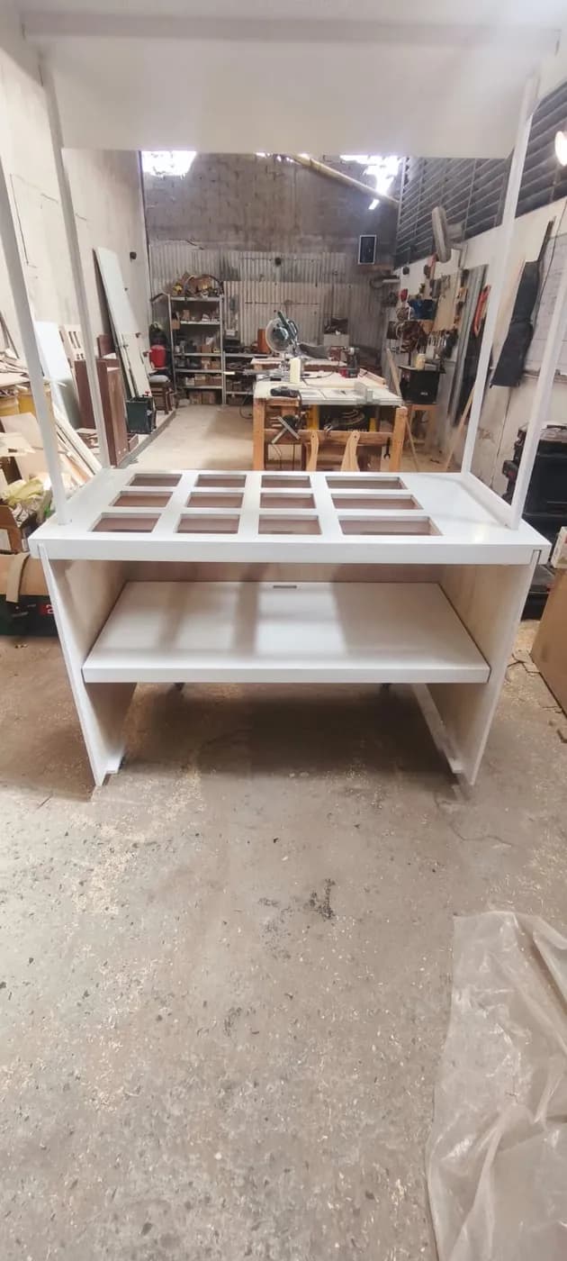 Barra blanca con techo a dos aguas