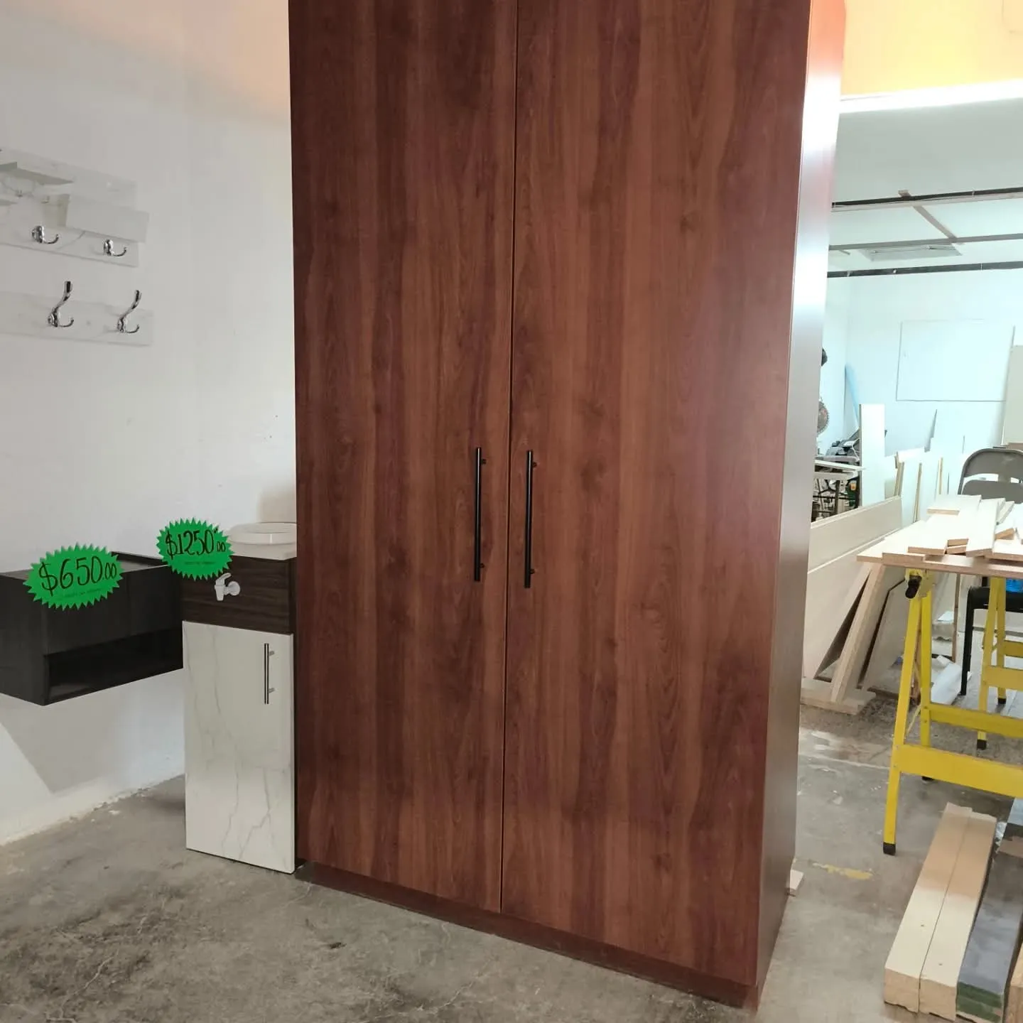 Ropero de madera