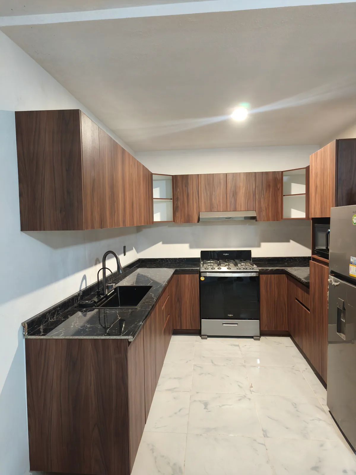Cocina en L con granito