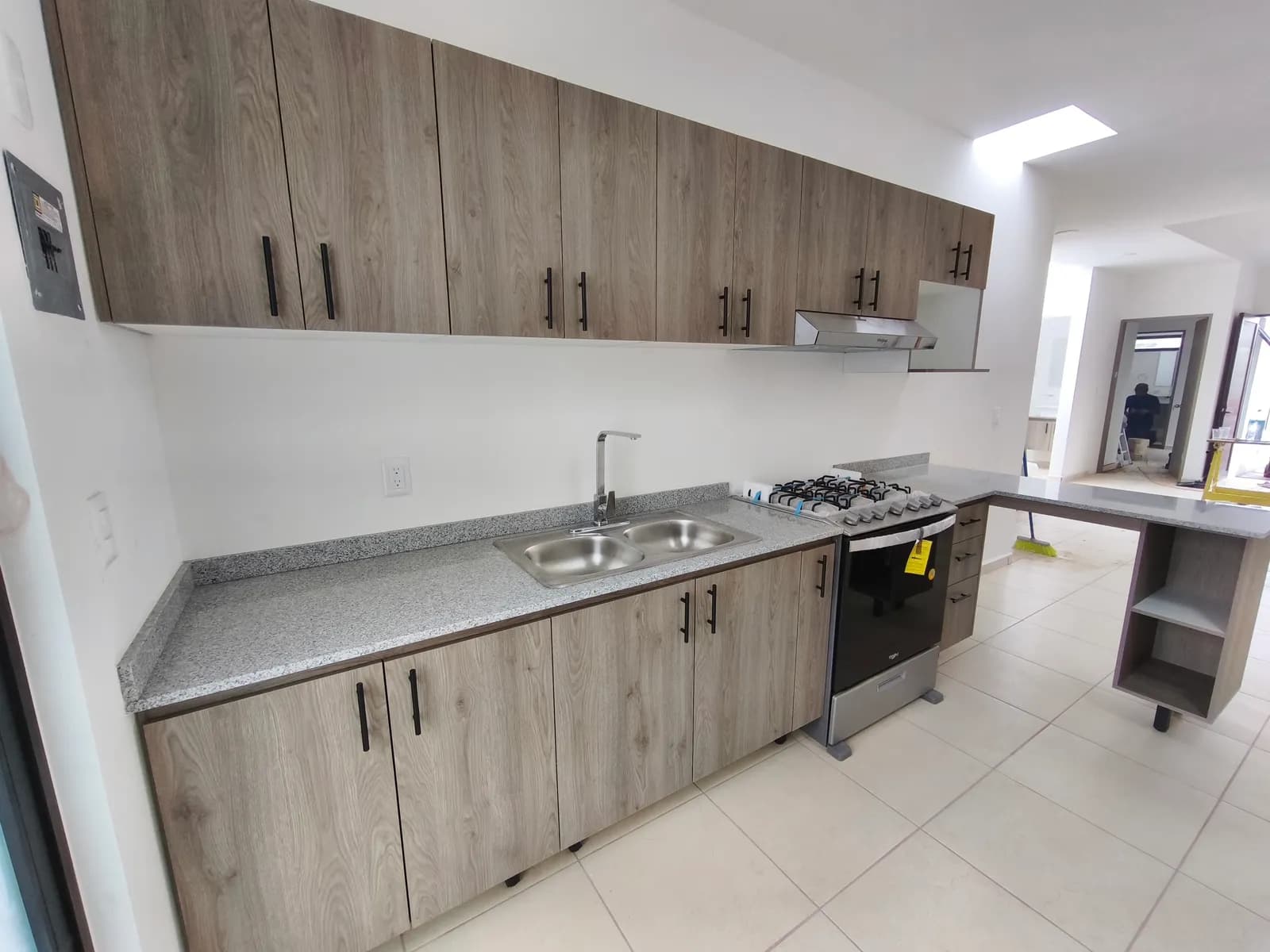 Cocina lineal amplia