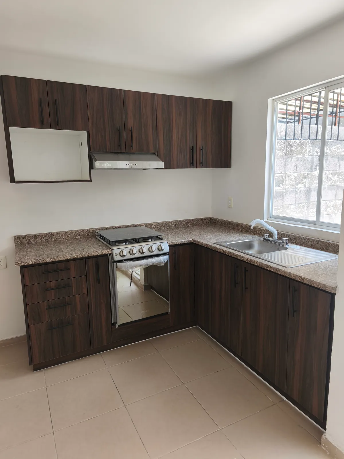 Cocina en L tono nogal