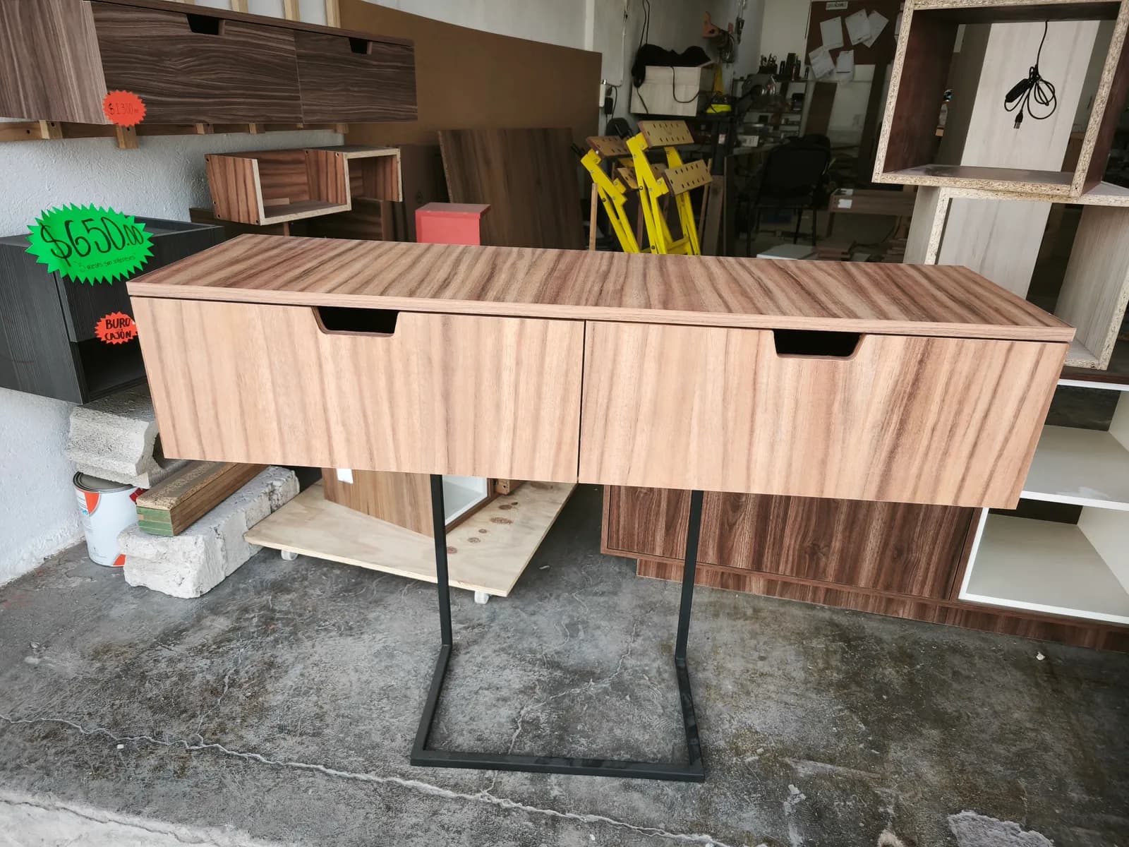 Escritorio con base metálica